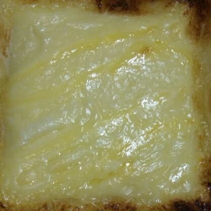 マヨチーズのトーストいただきましたぁｗ
マヨの油が熱で溶けてチーズとからむと実に美味しいですぅ～
シンプルでコク深いのがいいですねぇｗ
